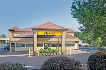 Super 8 by Wyndham Suwanee