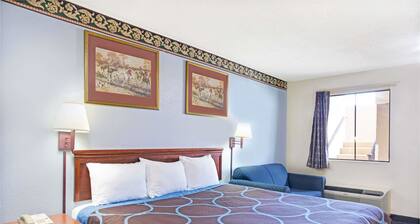 Super 8 by Wyndham Suwanee