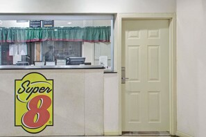 Lobby - Super 8 by Wyndham Suwanee (Suwanee)