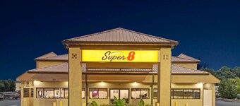 Super 8 by Wyndham Suwanee