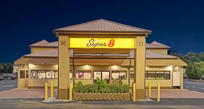 Super 8 by Wyndham Suwanee