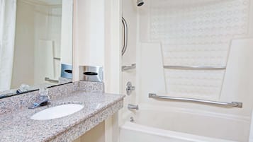 Bañera con ducha, artículos de tocador gratuitos, secador de pelo