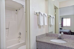 Combined shower/bathtub, free toiletries, hair dryer, towels