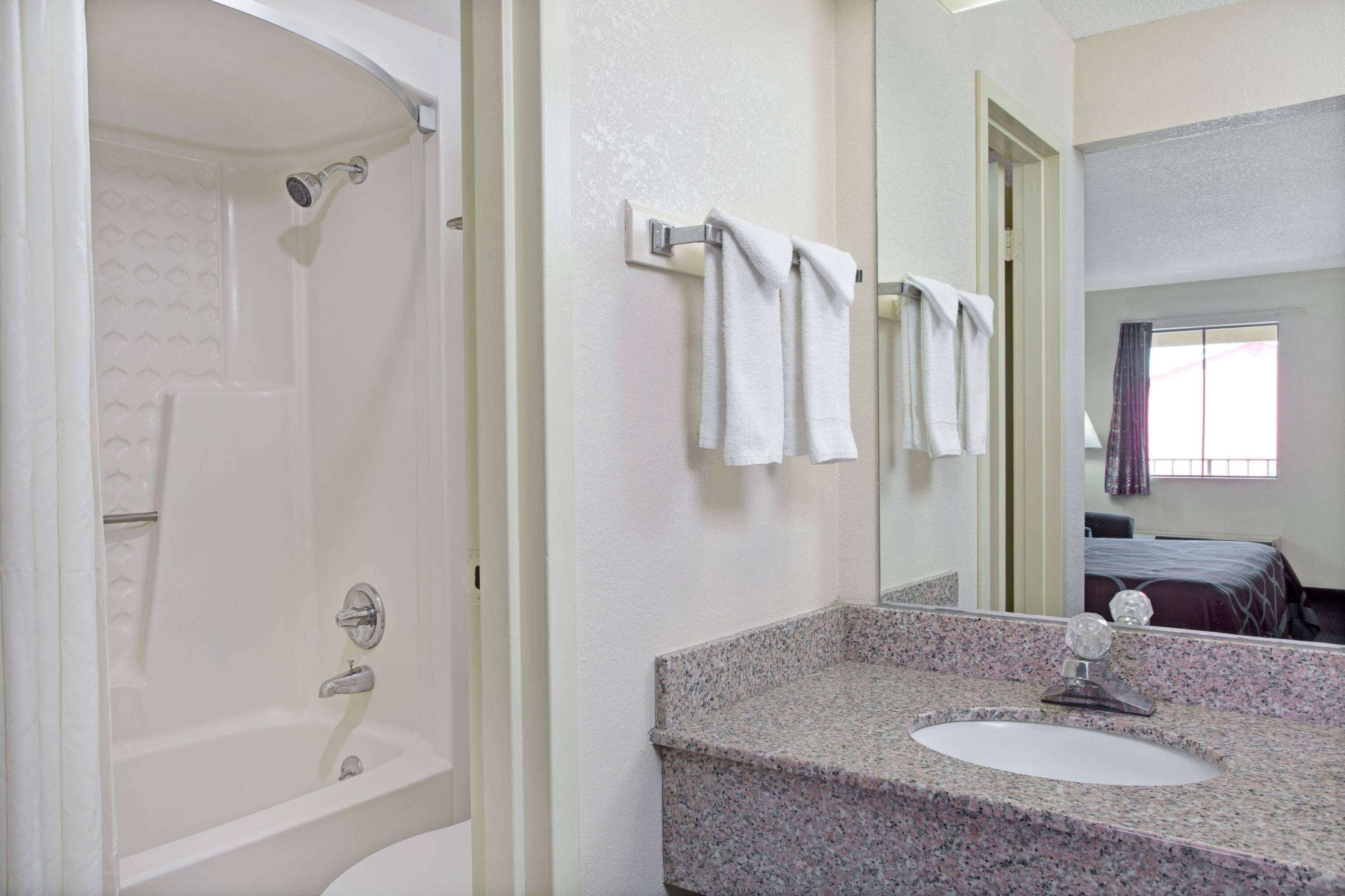 Super 8 by Wyndham Suwanee