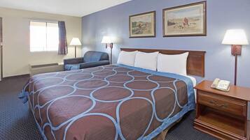 Escritorio, cortinas blackout y tabla de planchar con plancha