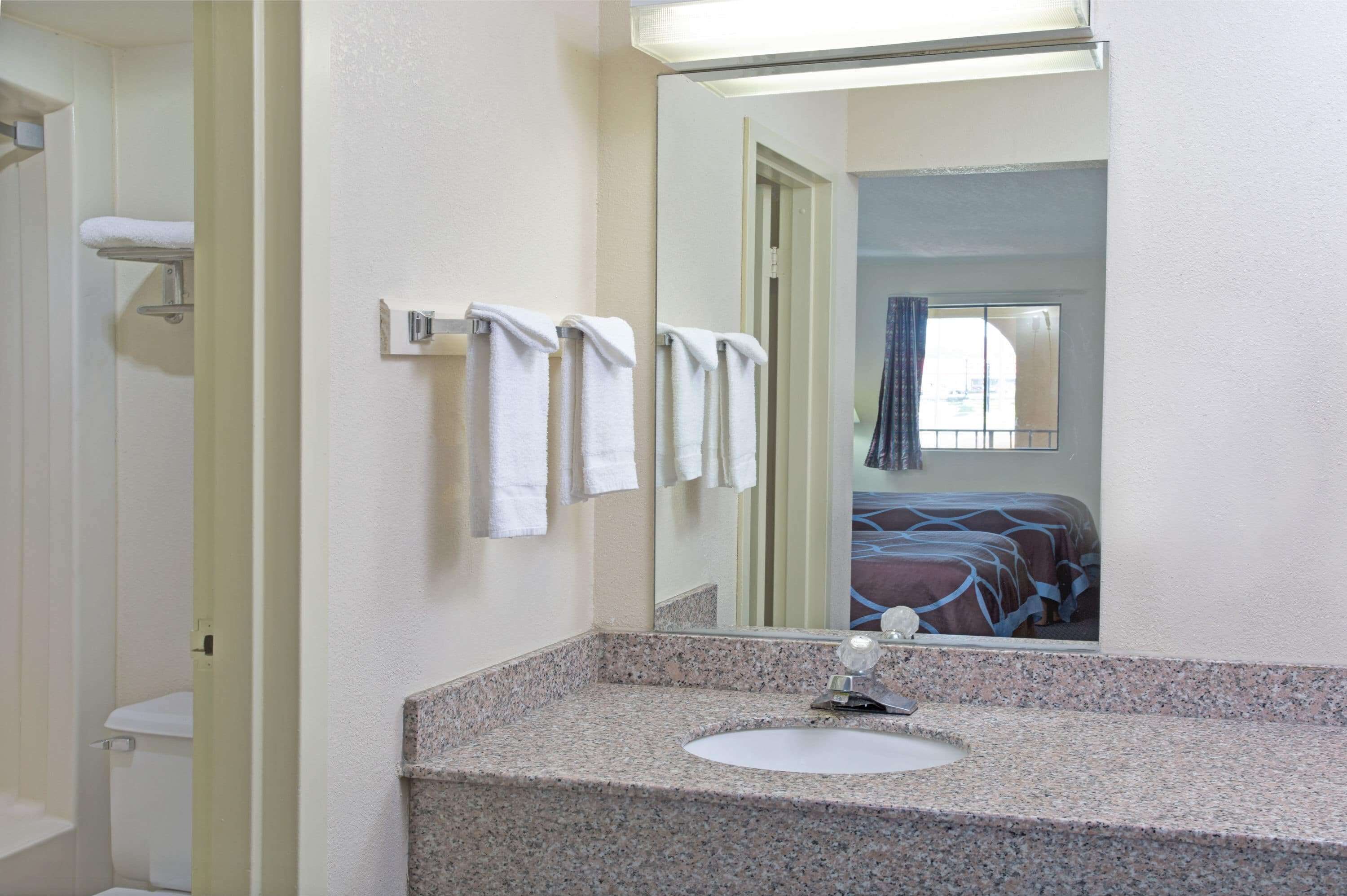 Combined shower/tub, free toiletries, hair dryer, towels