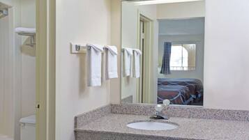 Combined shower/tub, free toiletries, hair dryer, towels