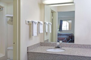 Bañera con ducha, artículos de tocador gratuitos, secador de pelo