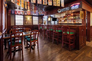 Déjeuner et dîner servis sur place, spécialités Cuisine japonaise