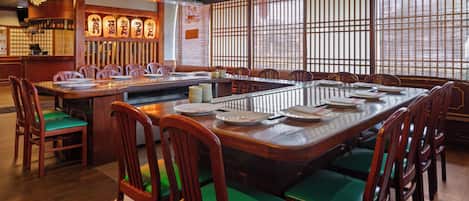 Déjeuner et dßner servis sur place, spécialités Cuisine japonaise