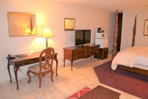 Standard Room, 1 King Bed, Non Smoking | In-room safe, desk, iron/ironing board, free WiFi