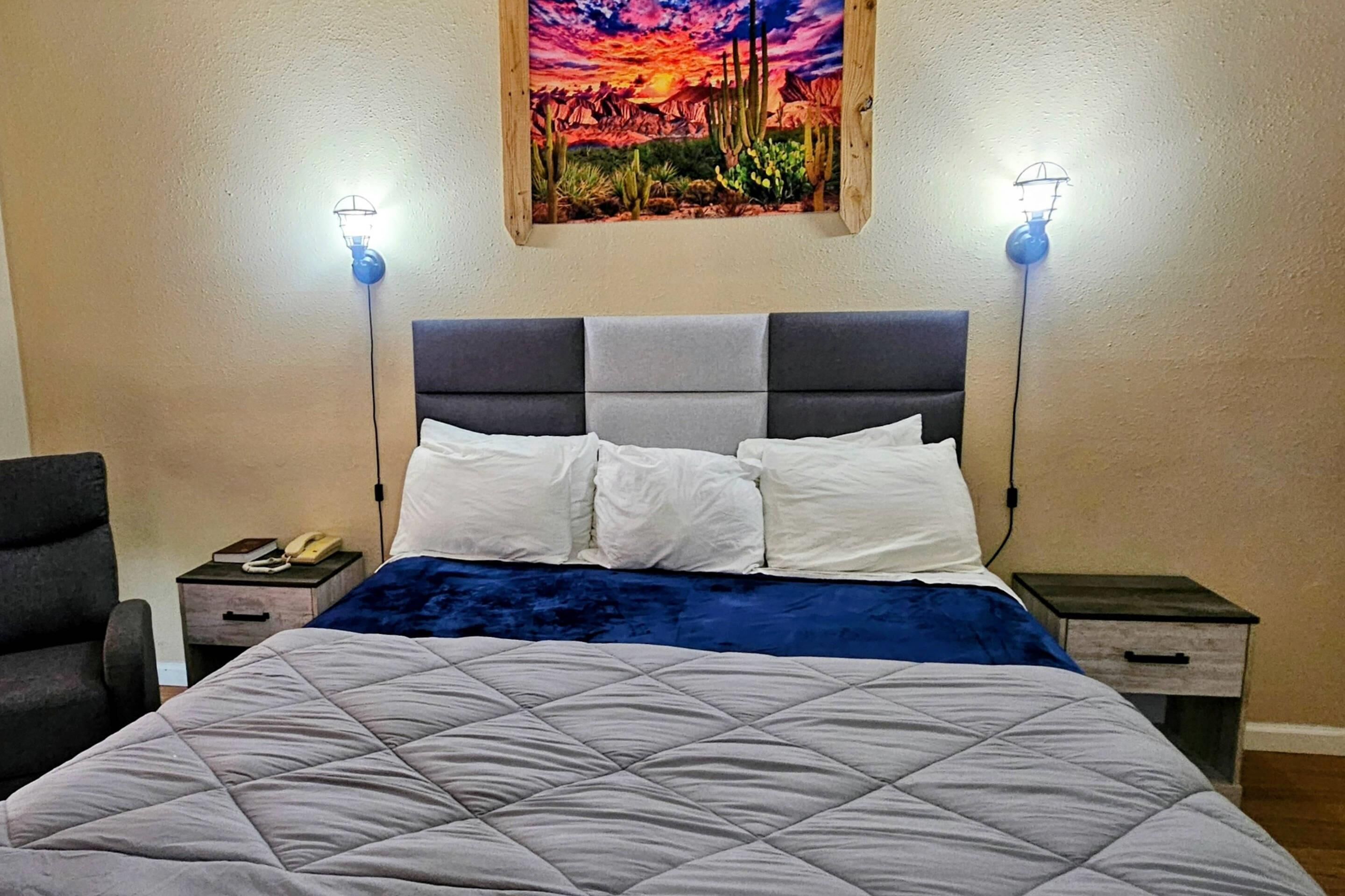 Skrivebord, strygejern/strygebræt, sengetøj