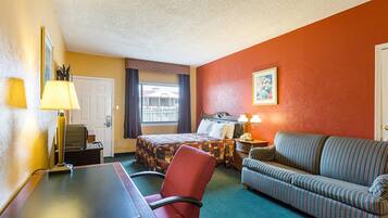 Room, 1 Queen Bed, Non Smoking | Desk, iron/ironing board, bed sheets