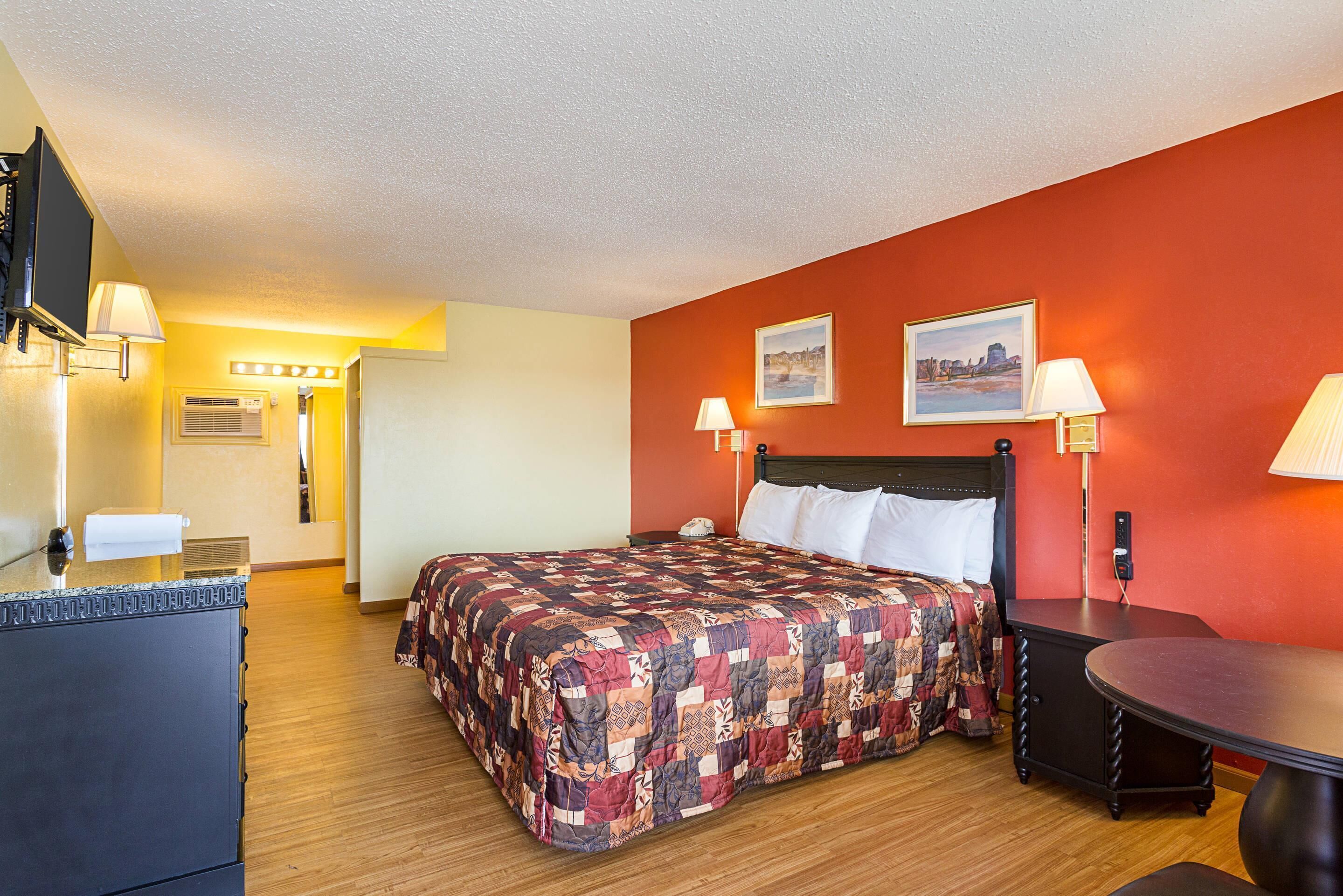 Rom, 1 kingsize-seng (Upstairs) | Skrivebord, strykejern/-brett og sengetøy