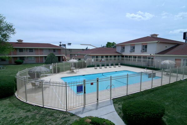 Outdoor pool - Rodeway Inn Roswell West (Roswell)