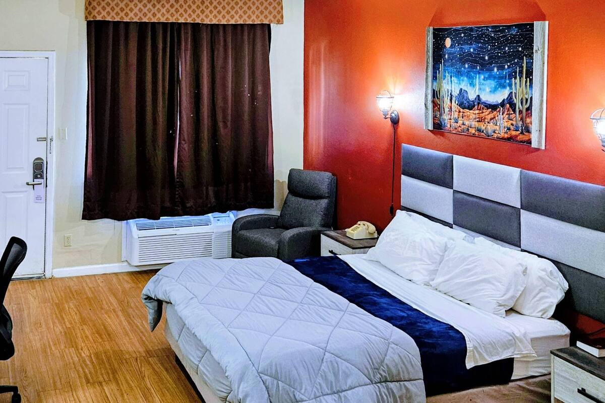 Room, 1 Queen Bed, Non Smoking | Desk, iron/ironing board, bed sheets