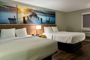 Ropa de cama hipoalergénica y caja de seguridad en la habitación