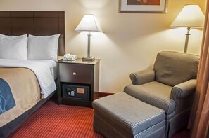 Pillow-top beds, in-room safe, desk, blackout curtains - Quality Inn Rio Rancho - Albuquerque North Valley (Rio Rancho)