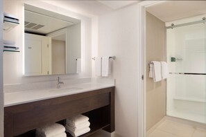 Combined shower/tub, free toiletries, hair dryer, towels