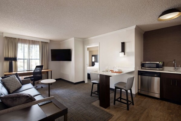 エジプト綿のシーツ、高級寝具、ピロートップベッド、客室ごとに異なる装飾