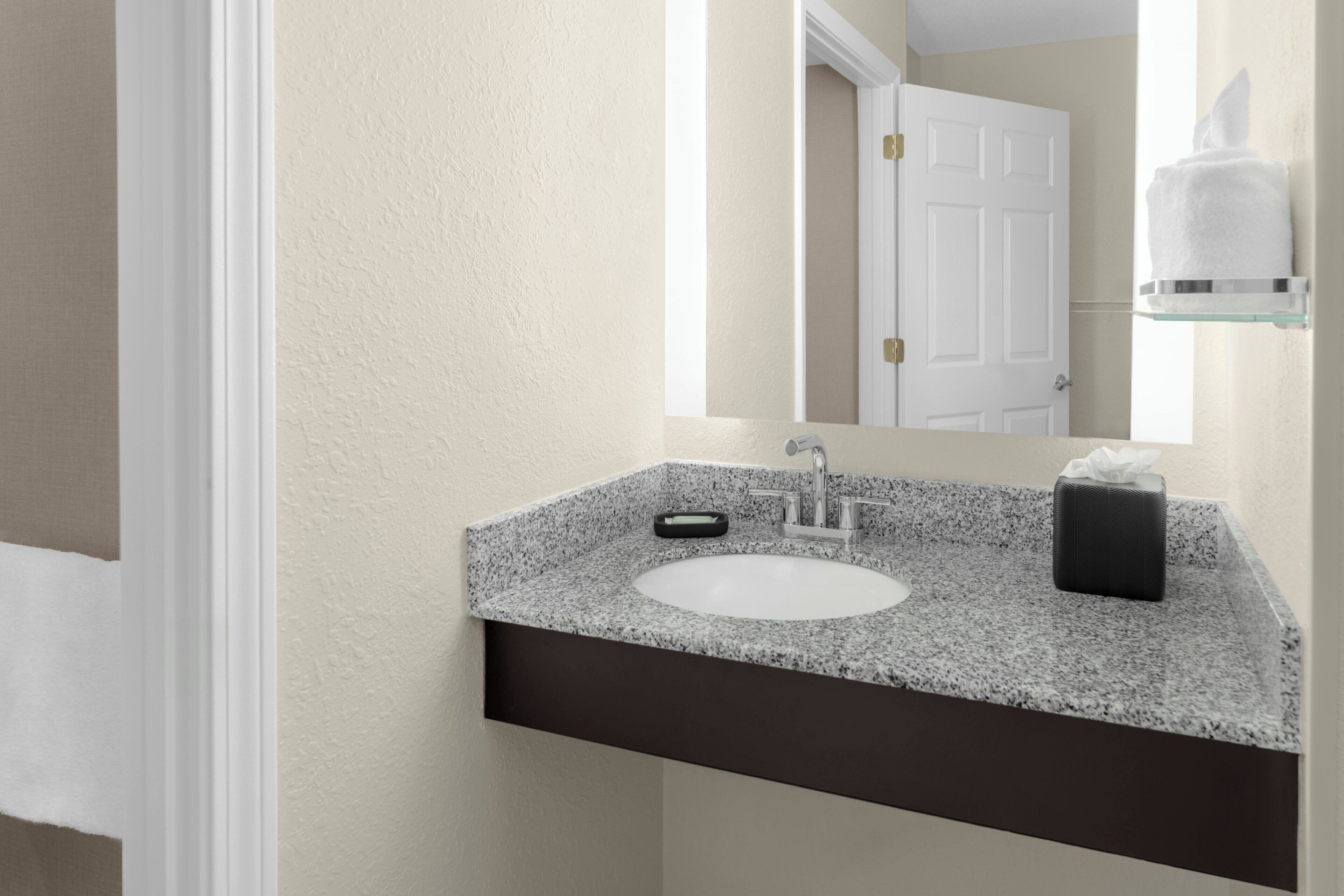 Combined shower/tub, free toiletries, hair dryer, towels