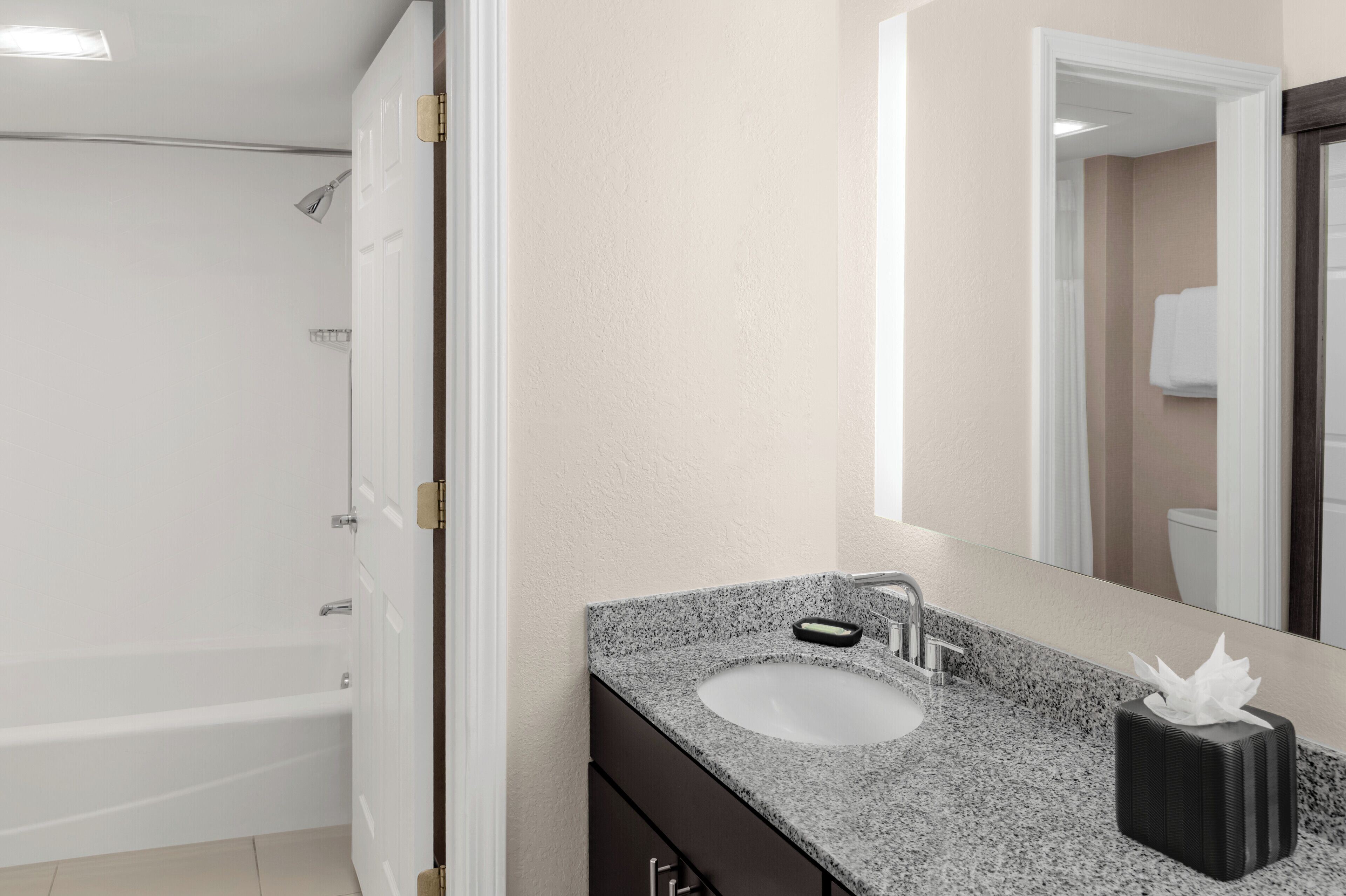 Combined shower/tub, free toiletries, hair dryer, towels