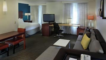 Ropa de cama hipoalergénica y caja de seguridad en la habitación