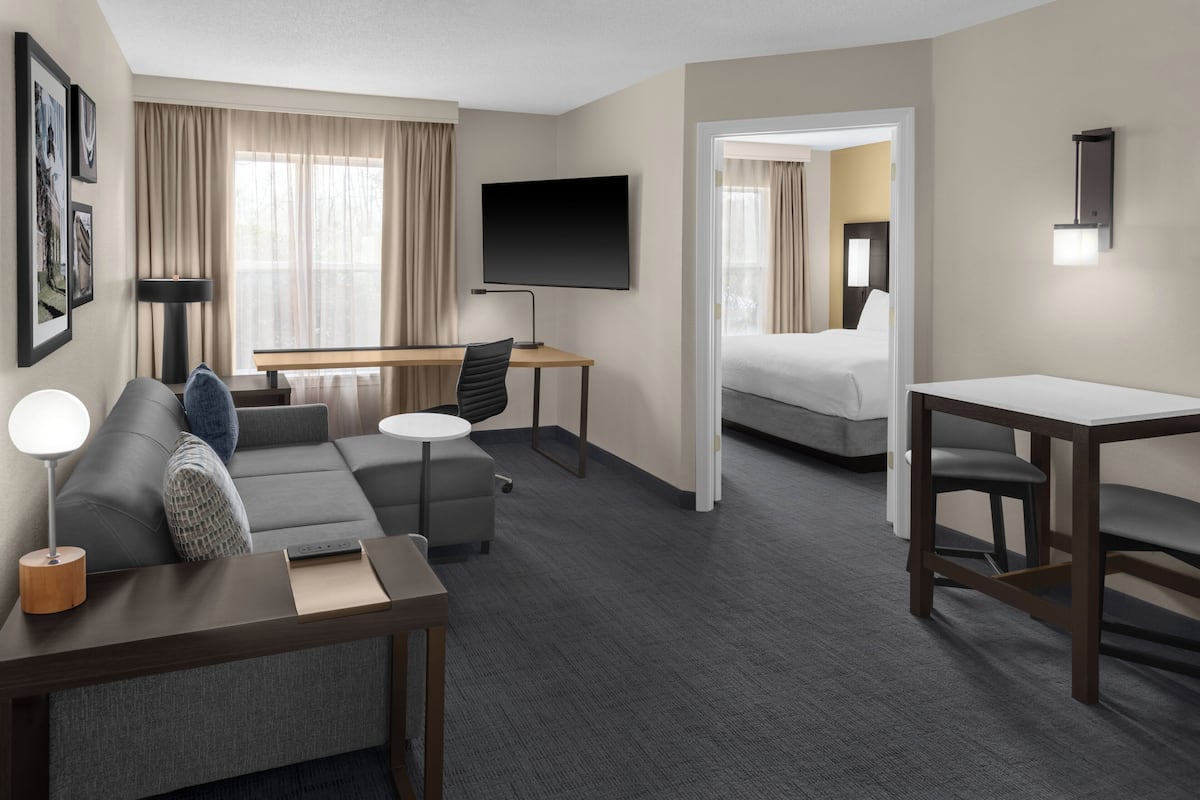 Hypo-allergenic bedding, in-room safe, desk, laptop workspace