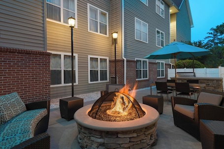 BBQ/picnic area. Residence Inn by Marriott Savannah Midtown