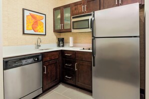 Refrigerador, microondas, placa de cocina, lavavajillas