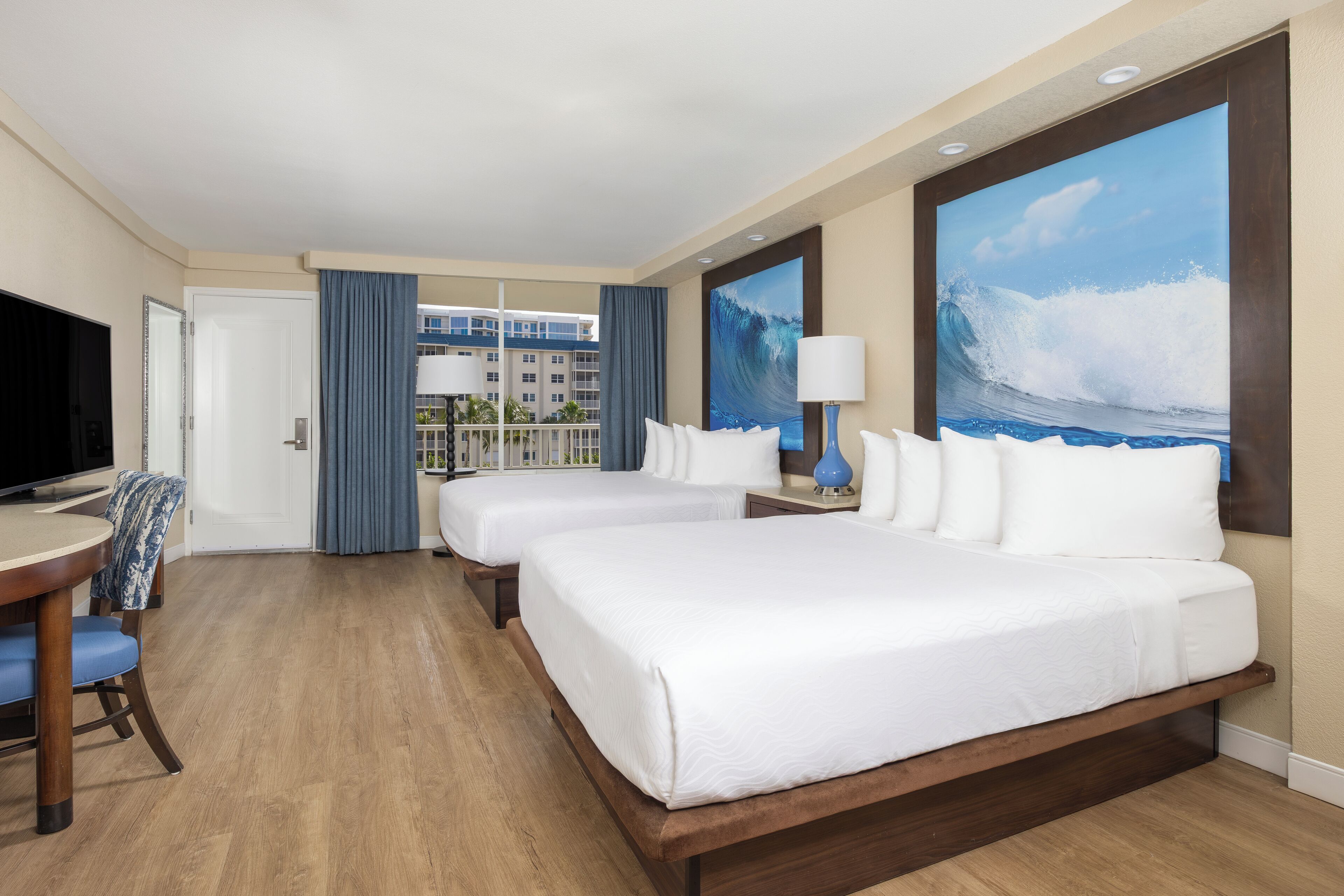 Bộ đồ giường cao cấp, két bảo mật tại phòng, bàn 