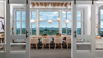 Breakfast and dinner served, ocean views