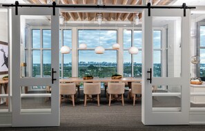 Breakfast and dinner served, ocean views  - Lido Beach Resort (Sarasota)