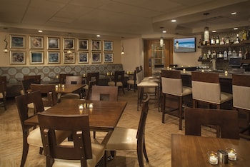 Ocean views, serves lunch, dinner, and happy hour at Lido Beach Resort