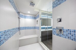 Shower, free toiletries, hair dryer, towels - Lido Beach Resort (Sarasota)