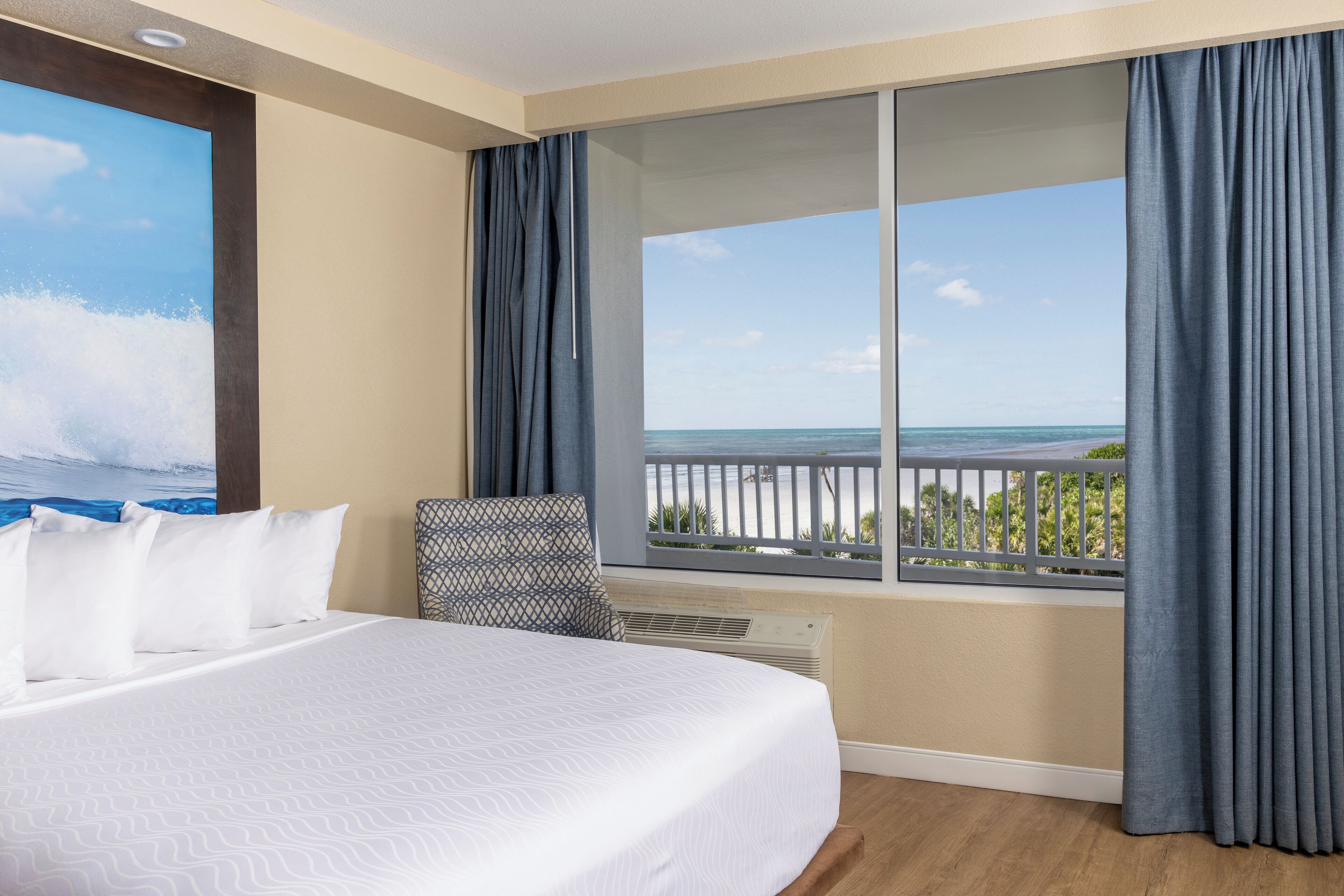 Phòng, 1 giường cỡ king, bếp nhỏ (Tiki Tower | Standard View) | Bộ đồ giường cao cấp, két bảo mật tại phòng, bàn 