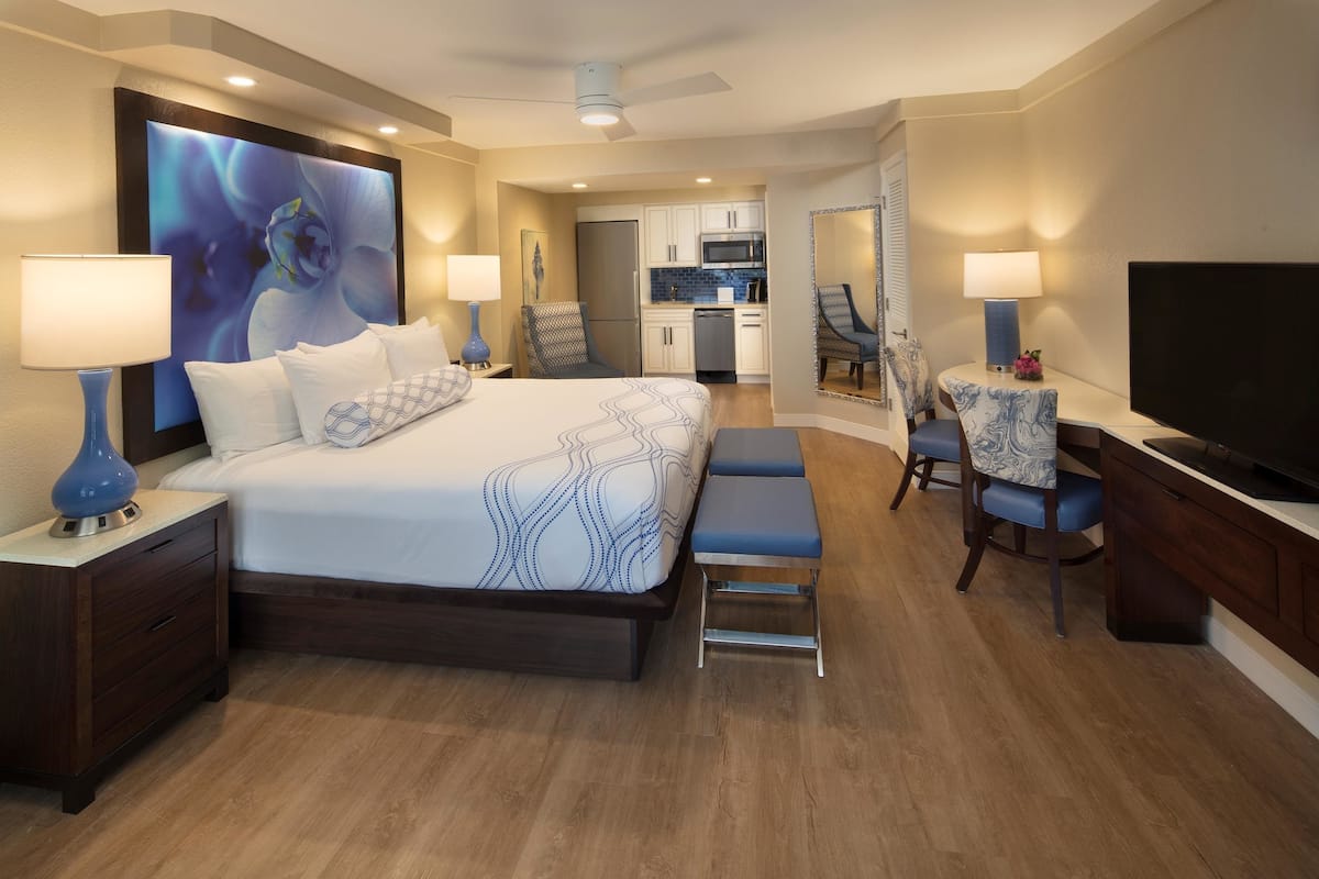 Premium bedding, in-room safe, desk, laptop workspace