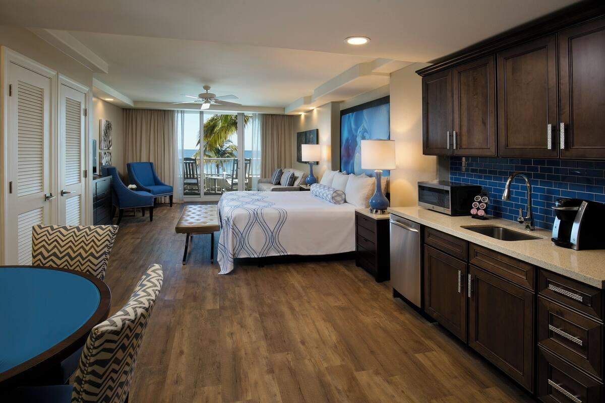 Premium bedding, in-room safe, desk, laptop workspace