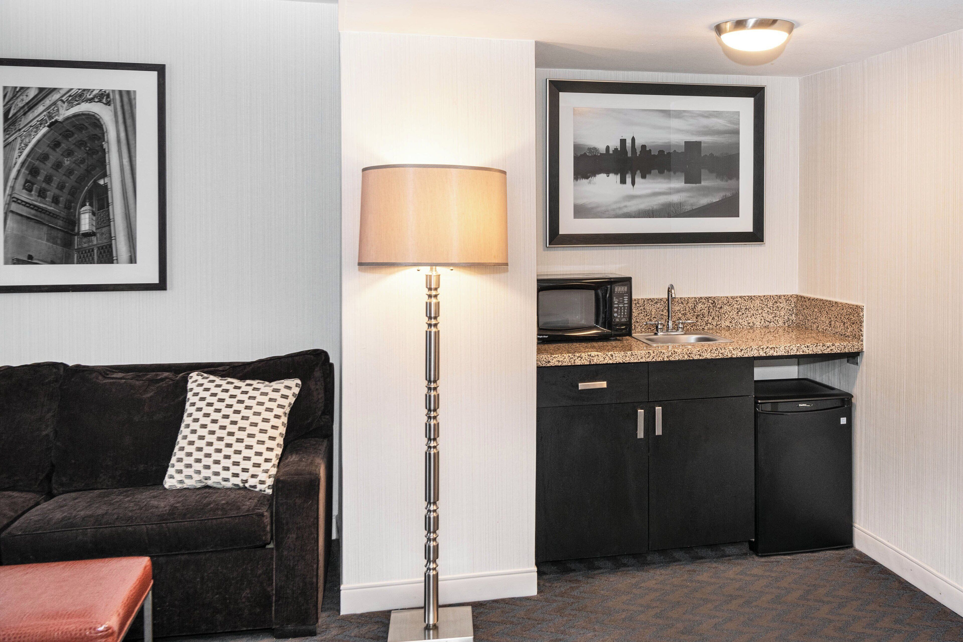 executive suite, 1 king bed with sofa bed, city view | premium bedding, down duvets, in-room safe, desk