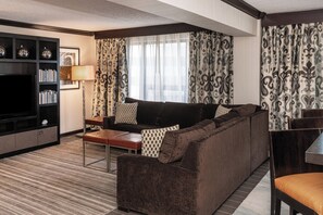 42-inch LCD TV with cable channels, TV, iPod dock - Sheraton Indianapolis City Centre Hotel (Indianapolis)