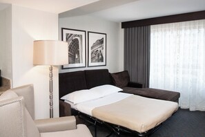 行政套房, 1 张特大床和 1 张沙发床, 城市景观 | 高档床上用品、羽绒被、客房内保险箱、办公桌