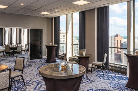 Sheraton Indianapolis City Centre Hotel - Image 9