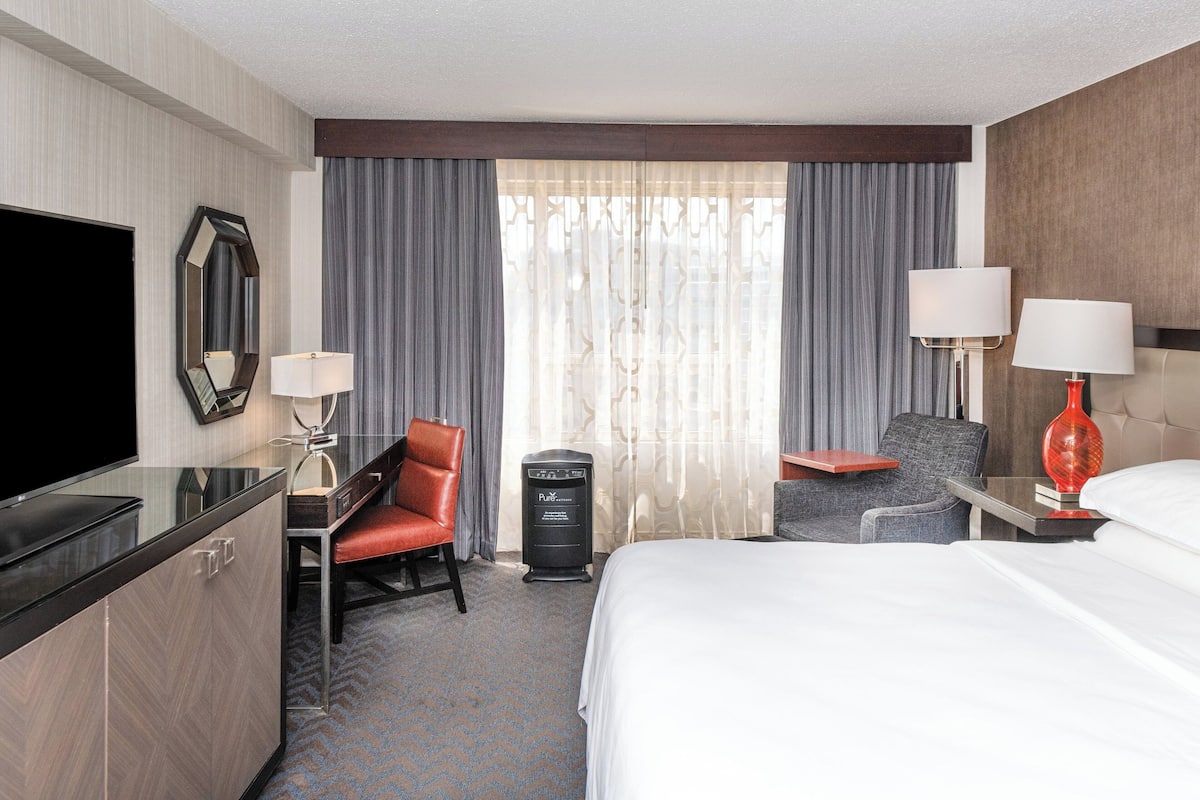 Premium bedding, down comforters, in-room safe, desk