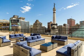 สระว่ายน้ำกลางแจ้ง