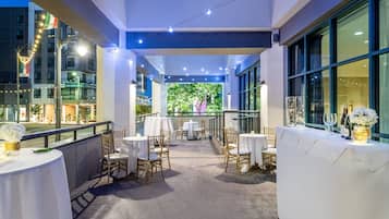 供应早餐、午餐和晚餐,美洲菜