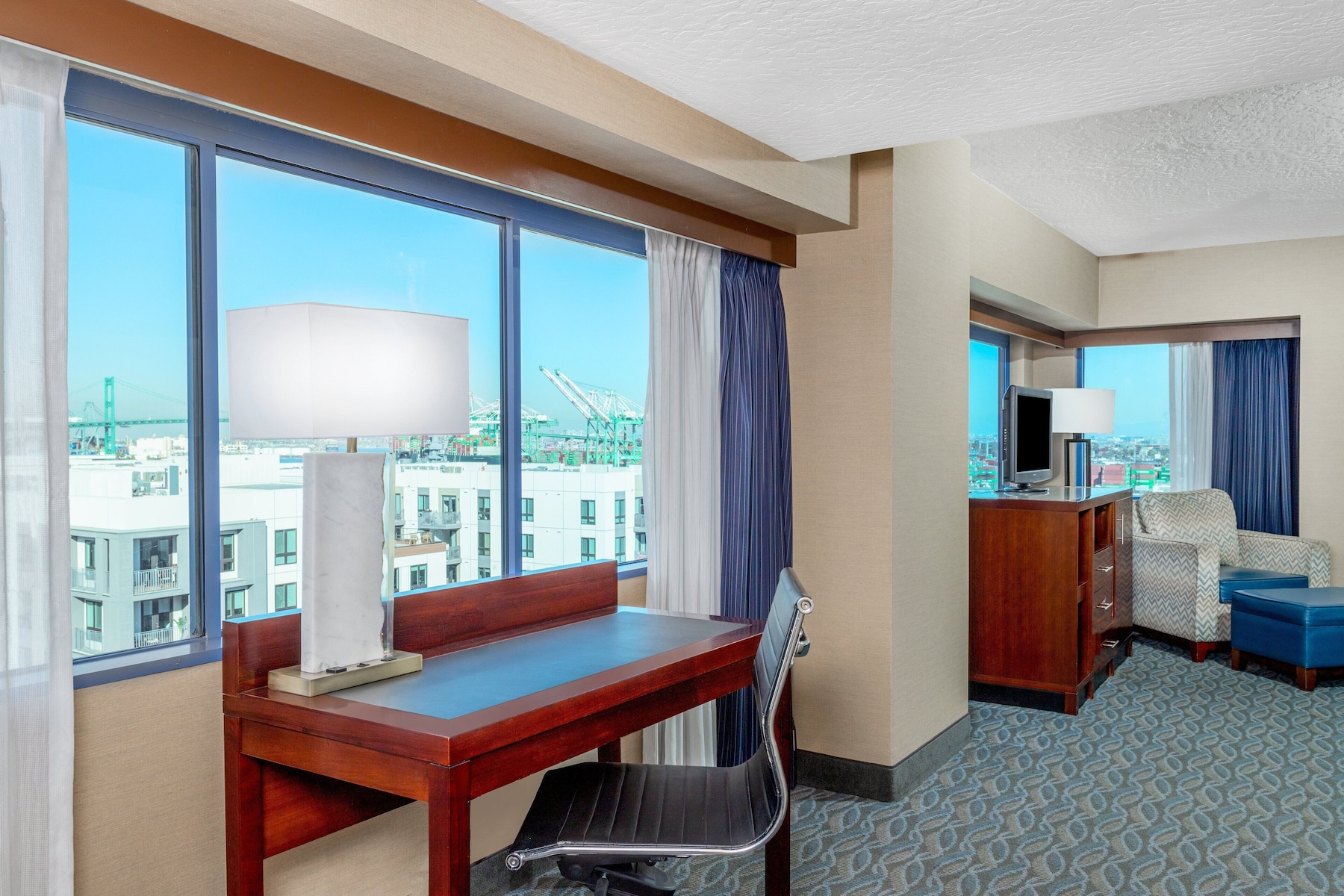 Suite junior, 1 cama King size, vista al puerto | Caja de seguridad en la habitación, escritorio y cortinas blackout