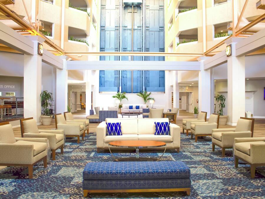 Lobby lounge