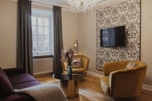 Deluxe Room, Non Smoking | Iron/ironing board, free WiFi, bed sheets