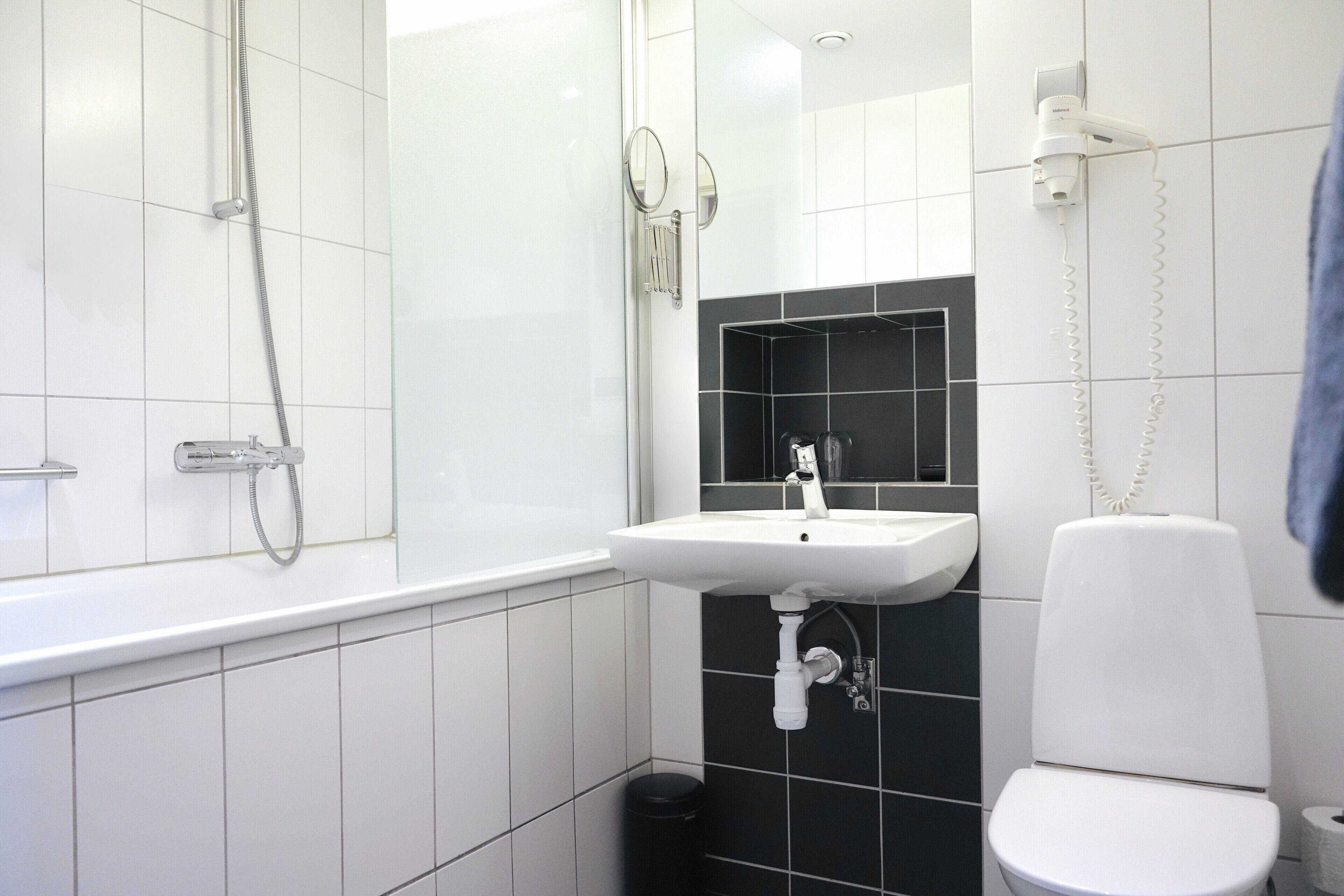 deluxe room, non smoking | bathroom | hair dryer, towels, soap, shampoo