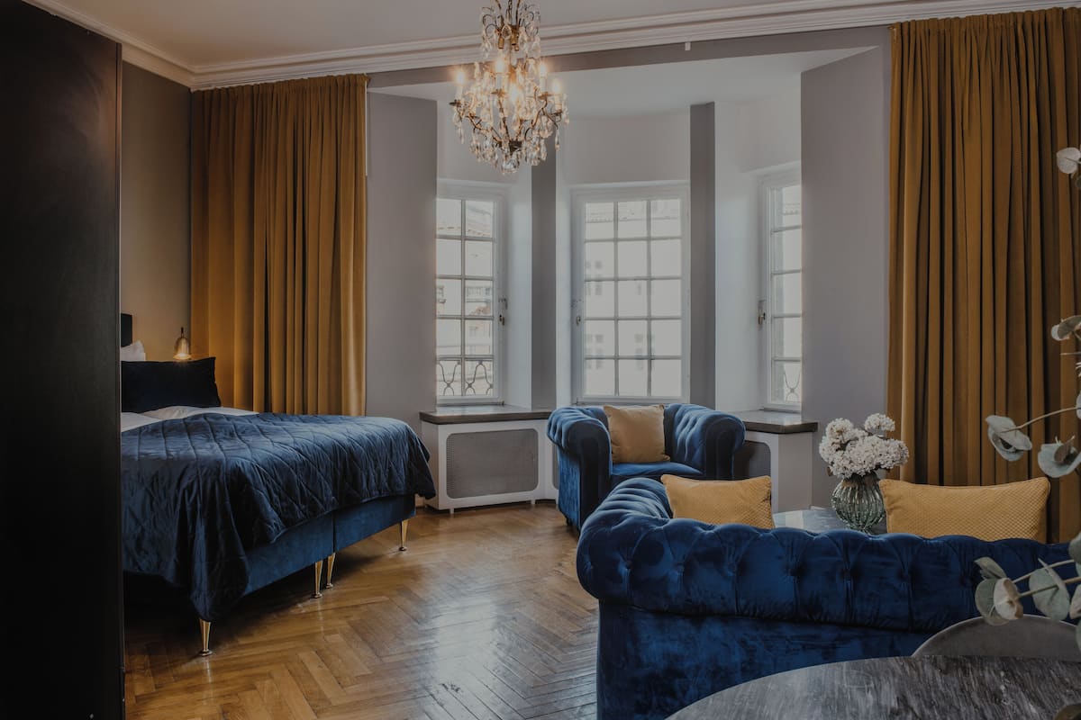 Deluxe Room, Non Smoking | Iron/ironing board, free WiFi, bed sheets